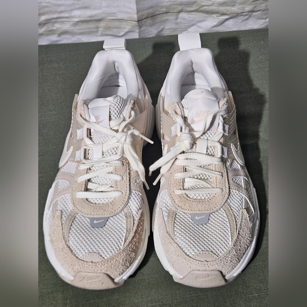 Nike Women's Cream and White Sneakers Size 9.5 - Picture 4 of 11
